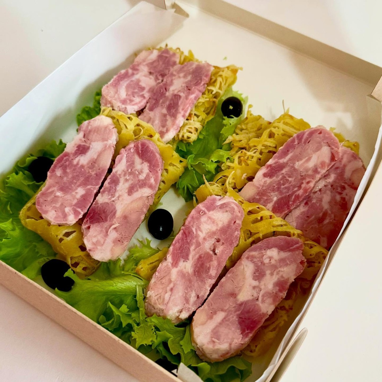 Домашняя ветчина с ажурным блинчиком фото 1